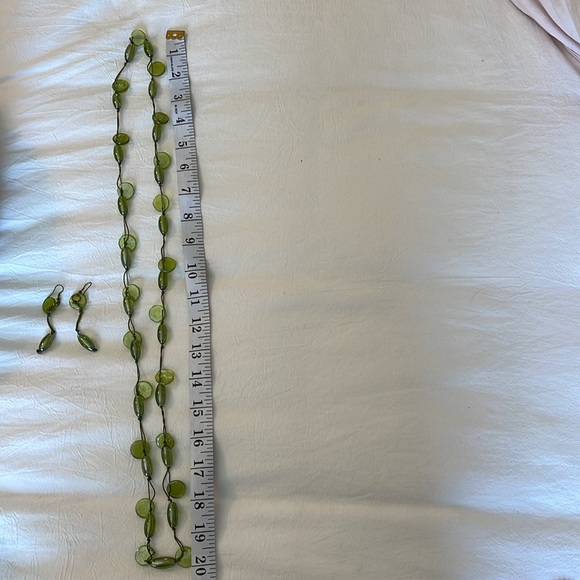 Vintage Costume Jewelry.  Necklace and earrings set. - Picture 4 of 5